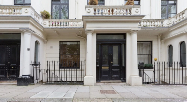 2 Bdr Queens Gardens by the Residences