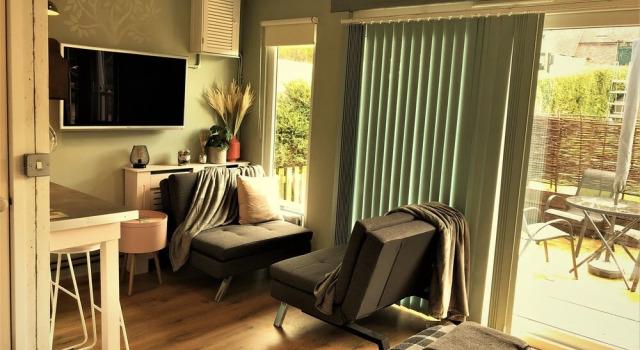 Unique 1+ bed Cabin, Parking and Private Garden, Book Hotel  