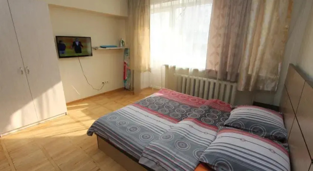 Уютная квартира в центре. Cozy apartment in the city center. 430, Boek Appartement Alma-Ata Kazachstan, in de buurt van Abay Metro Station