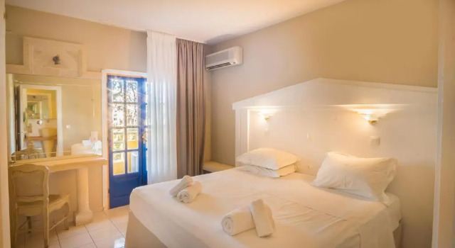 Полулюкс с балконом и с видом на бассейн Parthenis Hotel & Suites