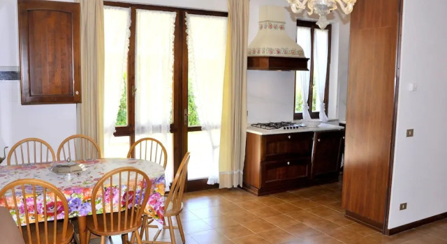 Holiday home with private garden, about 1 km from the lake