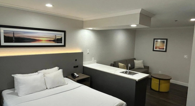 Econo Lodge Inn & Suites Santa Rosa South
