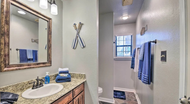 Коттедж с 2 комнатами Lakefront Home < 3 Miles to Historic Granbury!