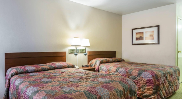 Четырёхместный номер Standard с видом на бассейн Rodeway Inn Magic Mountain Area