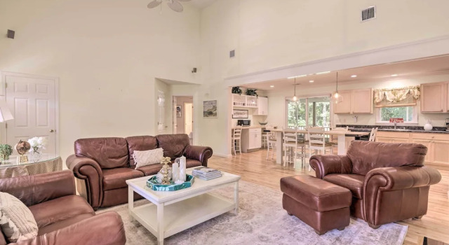 < 1 Mi to Beach: Luxury North Fork Retreat w/ Deck, Забронировать Отель Саут-Джеймспорт Норт-Форк