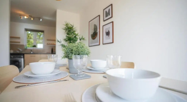 Rowsby Court - Stylish Apartment with Private Parking