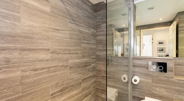 2 Bedroom Apartment With River Views Near Canary Wharf and City