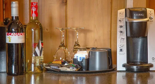 Двухместный номер Standard с видом на бассейн Fairmont Hot Springs Resort