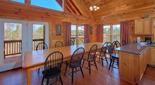 Кровать в общем номере Smoky Mountain Lodge