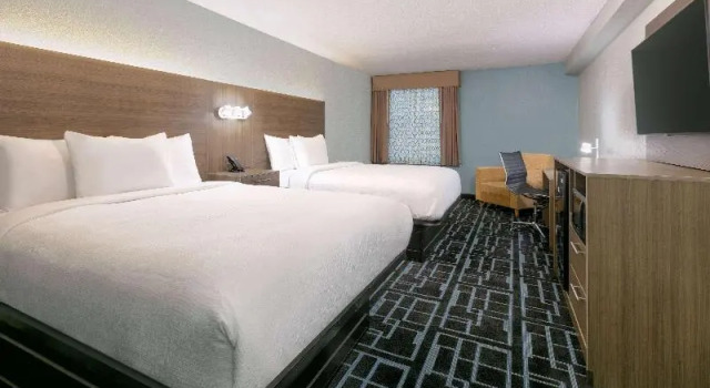 Четырёхместный номер Standard с балконом Отель Baymont by Wyndham East Ridge