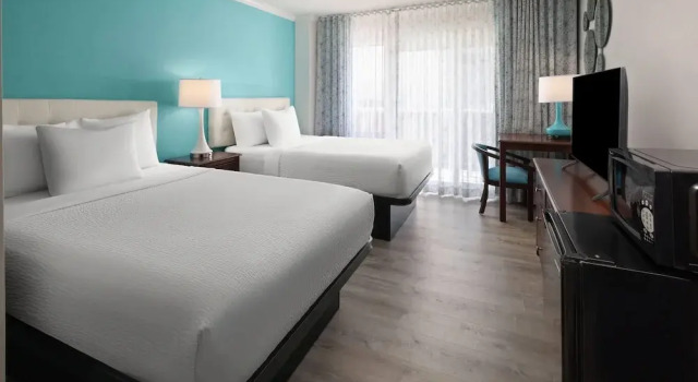 Четырёхместный номер Standard с балконом Howard Johnson Plaza by Wyndham Ocean City Oceanfront