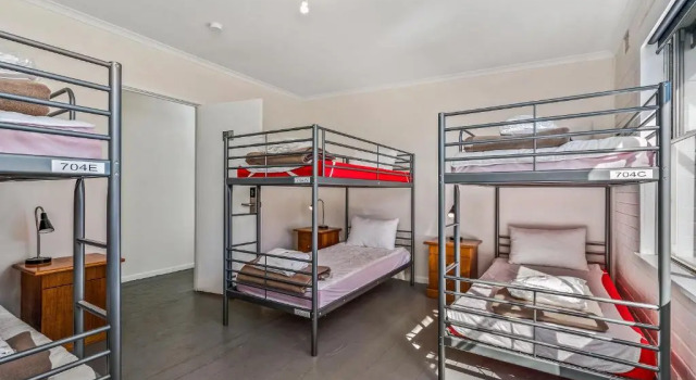 Кровать в общем номере North Pier Hotel