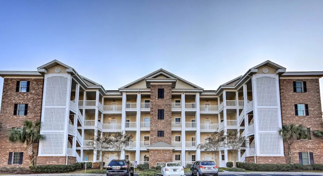 3 Mi to Ocean: Resort Condo in Myrtle Beach!, Забронировать Курортный отель Отели Миртл-Бич с парковкой, рядом с PineHills Palmetto at Myrtlewood Golf Club, Парковка