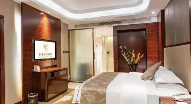 Люкс Deluxe Peace International Hotel
