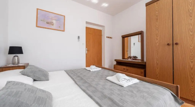 Centrally located apartment for 16