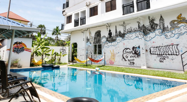 Кровать в общем номере (женский номер) Pool Party Hostel