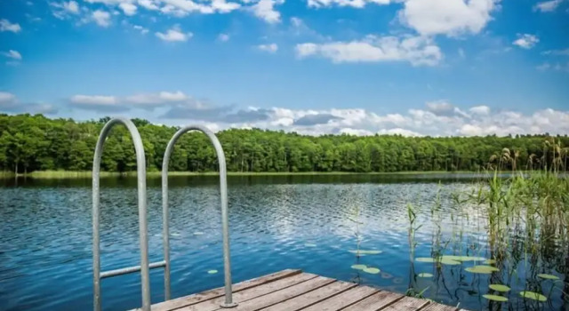 Holiday Home by Lake Kl pnicko with Pier, Забронировать Дом для отпуска Клепница Западно-Поморское воеводство