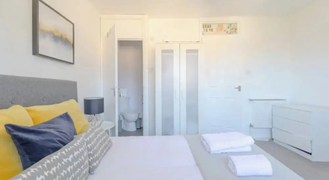 Lovely 4 Bed House w Garden, 1 Stop to Waterloo