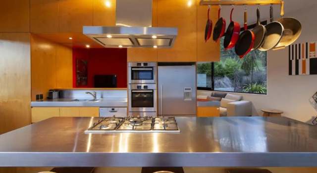 Award-Winning Modern Retreat with Hot Tub & Views, Забронировать Отель Куинстаун 