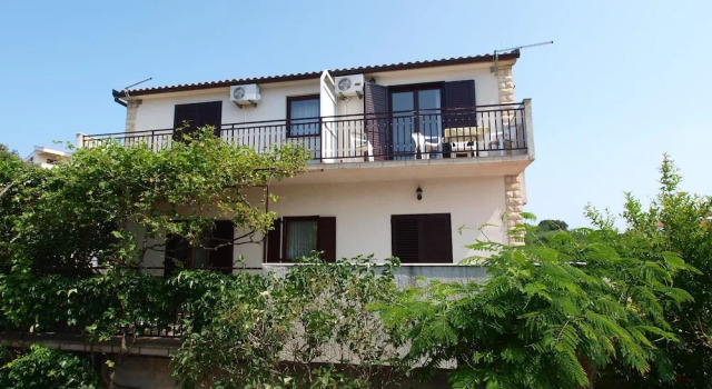 Apartments Pleadin / New Renovated one Bedroom A2