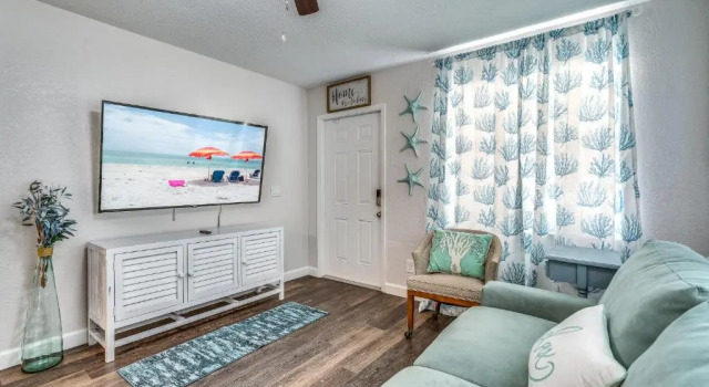 Cortez Gardens Cottage 11, Renovated, Close to Beach, 3-Bed, 2 Bath 10 people