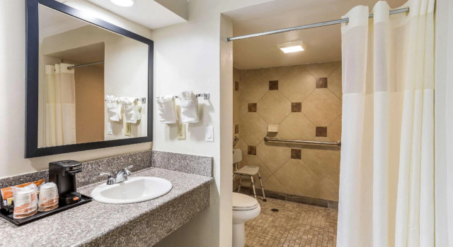 Четырёхместный номер Standard Quality Inn Escondido San Diego North County