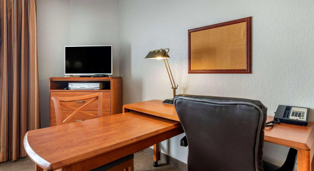 Candlewood Suites Emporia, Book Hotel Hoteller i Emporia med parkering, Parkering