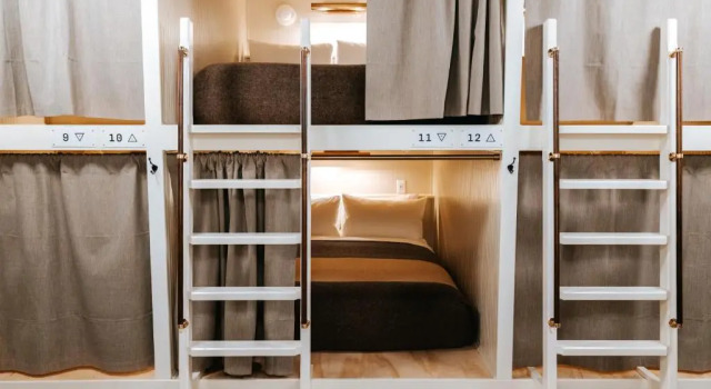 Кровать в общем номере Cache House