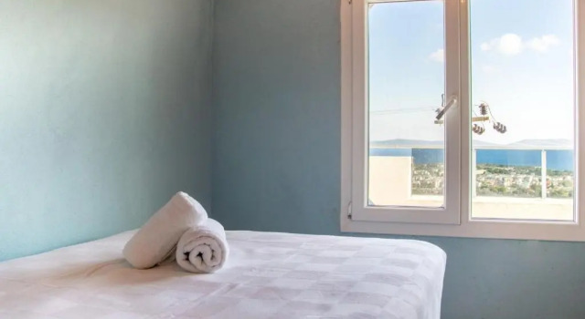 House in Mordogan With Sea and Mountain View, Rezerwuj Hotel Hotele w Karaburun z parkingiem, Parking