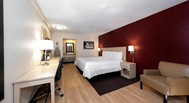 Двухместный номер Superior с видом на бассейн Red Roof Inn PLUS+ & Suites Naples Downtown-5th Ave S