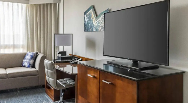 Четырёхместный номер Standard с красивым видом из окна Richmond Marriott