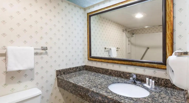 Номер Standard Days Inn by Wyndham Sherman