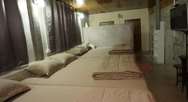 Кровать в общем номере Bansuwan Homestay