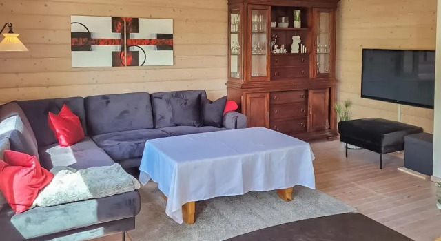 Nice Home in Lyngdal With Wifi and 4 Bedrooms, Reserva ahora Hotel Hoteles en Southern Norway con aparcamiento, Aparcamiento
