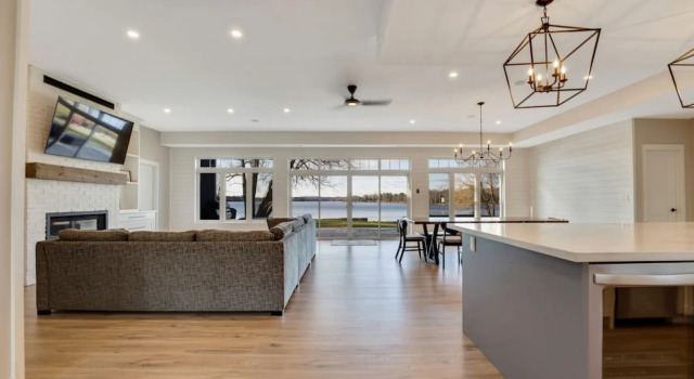 Luxury Cottage overlooking Wollaston Lake-Hot tub, Varaa Lomakoti  