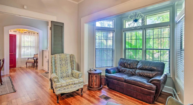 Pet-friendly Natchez Home: Walk to Downtown!, Book Feriehus Sommerhuse i Natchez, Hytte