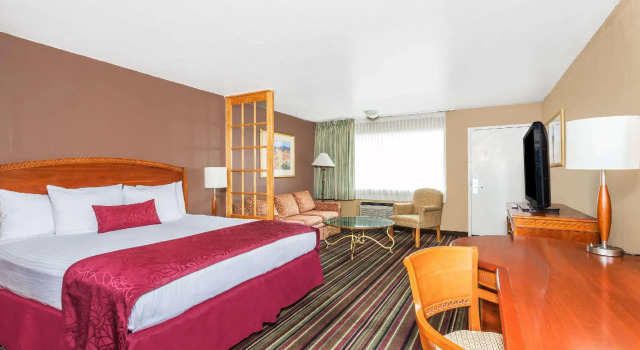 Двухместный люкс Days Inn & Suites by Wyndham Logan