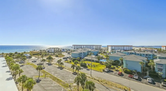 Студия Seacrest 715A is an efficiency on the Gulf side of Okaloosa Island by RedAwning