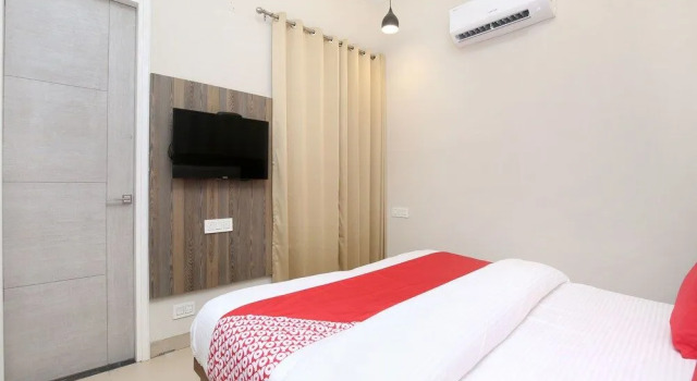 Oyo 17199 Hotel Clg Grand, Rezerwuj Hotel Panchkula Delhi