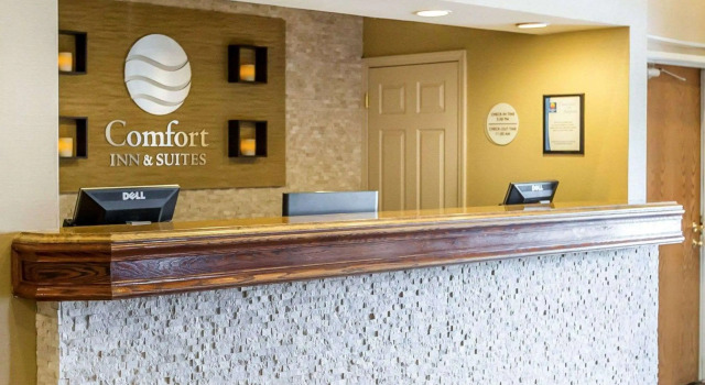 Comfort Inn & Suites near Tinley Park Amphitheater