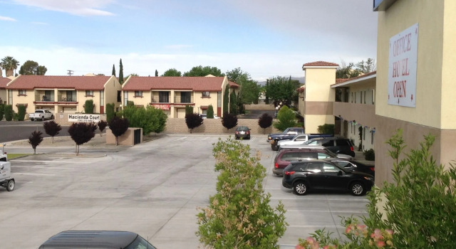 America Inn & Suites, Book Mini-hotel Hoteller i Ridgecrest med parkering, Parkering