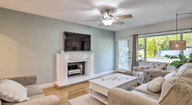Reddington Beach Oasis w/ Pool, Walk to Ocean!, Забронировать Отель Отели Сент-Пит-Бич 3 звезды, 3*