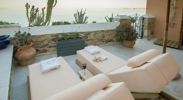 Arion Syros Luxury Rooms and Suites, Забронировать Бутик-отель Отели Эрмуполиса с парковкой, рядом с Музей промышленности Эрмуполи, Парковка