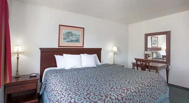 Трёхместный люкс Days Inn by Wyndham Orange Anaheim