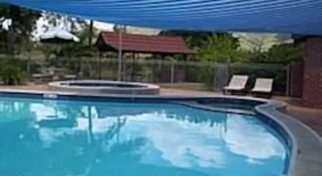 Moura Caravan Park, Prenota Hotel Hotel a Queensland con parcheggio, Parcheggio