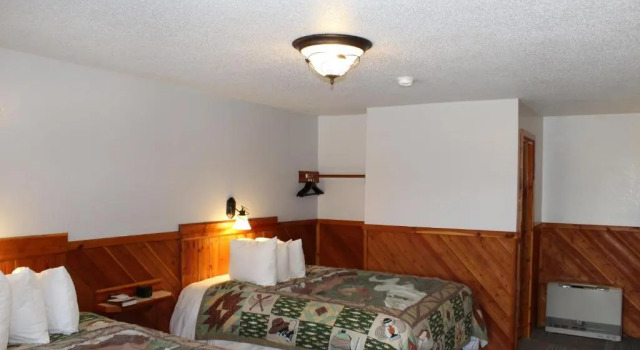 Четырёхместный номер Standard Alpine Motel of Cooke City