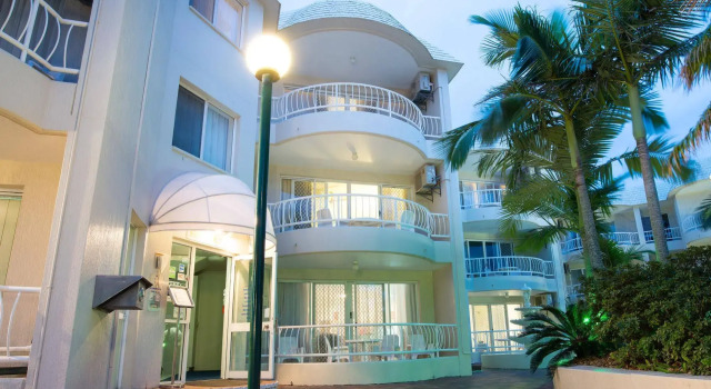 Golden Shores Holiday Club, Book Hotel Labrador Queensland