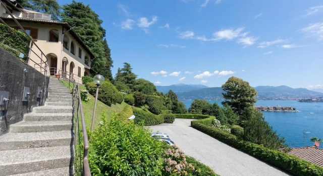 Семейные апартаменты с балконом и с видом на озеро Pandora Lake View Stresa