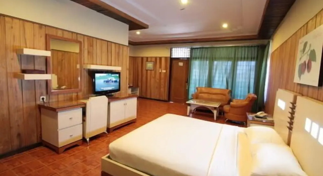 Luxo quarto Kusuma Agrowisata Resort & Convention