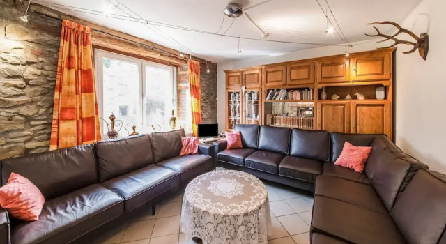 Forestside Escape for 15 Guests, Забронировать Дом для отпуска Отели Сент-Юбер с парковкой, Парковка